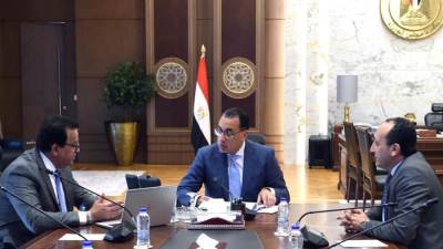 رئيس الوزراء يتابع موقف توافر الأدوية والمستلزمات الطبية للقطاع الصحى