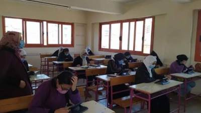 طلاب الثانوية العامة يبدأون امتحان اللغة الأجنبية الأولى