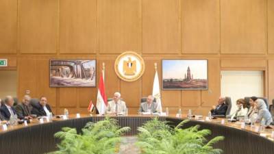 وزير التعليم يعقد اجتماعًا مع مستشاريه بالجامعات الخاصة والأهلية وأفرع الجامعات الأجنبية