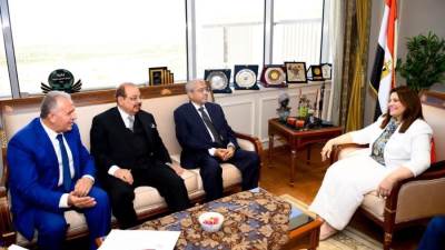 وزيرة الهجرة تستقبل رئيس اتحاد الغرف التجارية وغرفة القاهرة لبحث التعاون المشترك