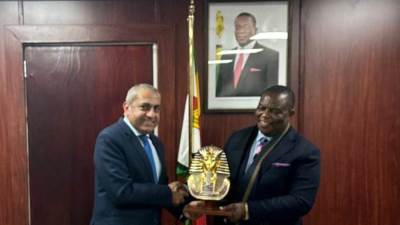 بدعوة من وزير الحكم المحلي.. رئيس شركة العاصمة الإدارية يجرى زيارة إلى زيمبابوي