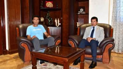 وزير الرياضة يلتقي اسره مصطفي عسل بطل العالم فى الاسكواش