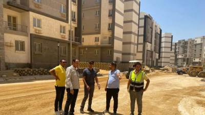 رئيس جهاز " القاهرة الجديدة " يتفقد مشروعات الطرق والأعمال الجارية بمشروعي جنة وسكن مصر