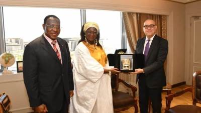 وزير الإسكان يعرض على نظيرته الكاميرونية التجربة العمرانية المصرية