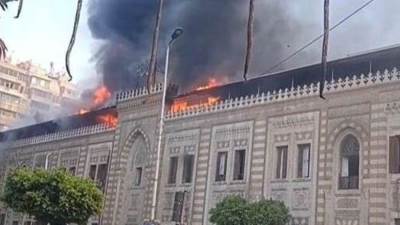 محاولات للسيطرة على حريق اشتعل داخل وزارة الأوقاف في وسط البلد