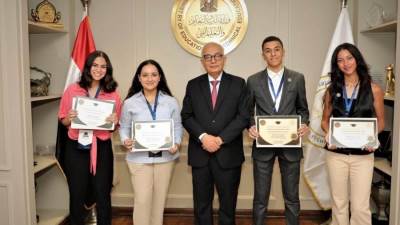 وزير التعليم يكرم الطلاب الأوائل بمدارس النيل المصرية الدولية للمرحلة الثانوية