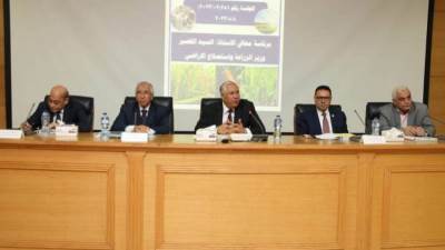القصير: يوجه بإعادة تجارب زراعة محاصيل جديدة لم يتم زراعتها من قبل