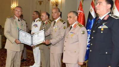 الفريق أول محمد زكي يكرم قادة القوات المسلحة المحالين للتقاعد