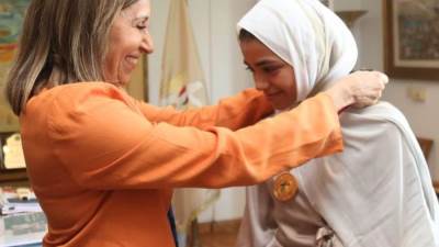 وزيرة الثقافة تُكرم الطفلة "حبيبة" الفائزة بجائزة "إيفاك اليابانية العالمية"