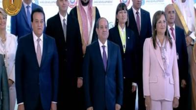 الرئيس السيسى يلتقط صورة تذكارية مع المشاركين بالمؤتمر العالمى للسكان والصحة
