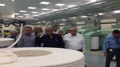 وزير قطاع الأعمال العام يتابع التشغيل التجريبى لمصنع "غزل 4" ويشهد أول شحنة تصدير