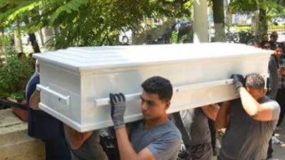 أسرة وأصدقاء السفيرة مشيرة خطاب يتوافدون على مسجد الفاروق لتشييع جثمان زوجها