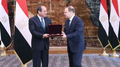 الرئيس السيسى يمنح النائب العام السابق وسام الجمهورية من الطبقة الأولى