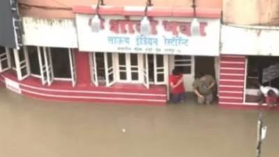 غرق مدينة هندية وتجرف المواطنين والمركبات