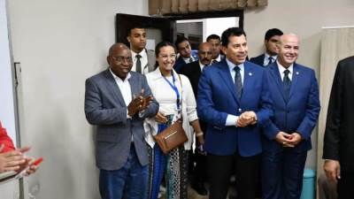 وزير الرياضة ونظيره التنزاني يشهدان عدداً من الدورات التدريبية لمكتب فن إدارة الحياة