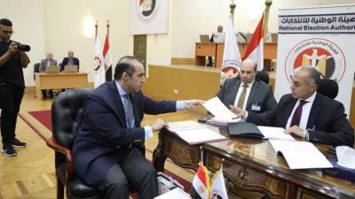 وكيل المرشح الرئاسي عبد الفتاح السيسي يقدم أوراق ترشحه ل«الوطنية للانتخابات»