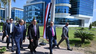 رئيس الوزراء يتفقد منظومة العمل بشركة فودافون للحلول الذكية