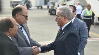 محافظ أسيوط يستقبل وزير العمل في "المطار الدولي"