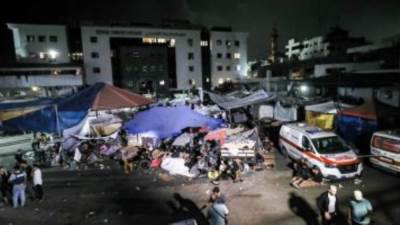 إعلام فلسطينى: جرافات الاحتلال تدمر الجزء الجنوبى من مجمع الشفاء