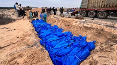 دفن 111 شهيدا فلسطينيا فى مقبرة جماعية بخان يونس بعد احتجازهم من الاحتلال الاسرائيلي