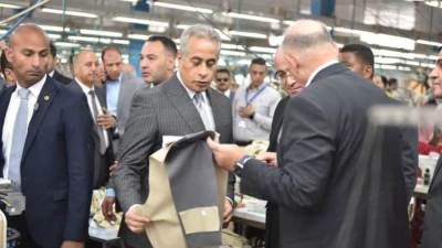 وزير العمل يزور الشركة السويسرية للملابس الجاهزة بالمنطقة الصناعية ببني سويف