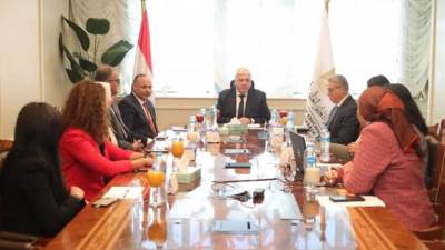 وزير التعليم يتابع تطورات مشروع الخرسانة المضيئة مع أكاديمية البحث العلمي والتكنولوجيا والجامعة الأمريكية