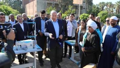 وزير الزراعة يسلم 177 جرار ومعدات وآلات الزراعية ومشروعات صغيرة للجمعيات والمزارعين