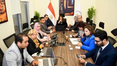 السفيرة سها جندي تستعرض تقرير من غرفة عمليات وزارة الهجرة لمتابعة انتخابات المصريين بالخارج