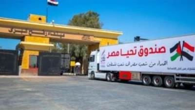 معبر رفح يواصل فتح أبوابه أمام دخول الشاحنات.. و125 شاحنة تعبر إلى غزة