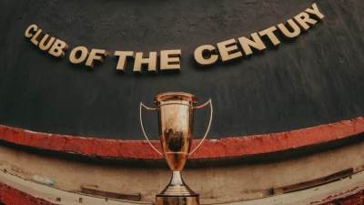 بالصور.. كأس السوبر المصري يصل مقر النادى الأهلى بالجزيرة