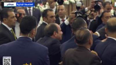 الرئيس السيسى يقدم التحية للمشاركين فى قداس كاتدرائية ميلاد المسيح