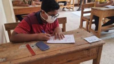 طلاب الصفين الأول والثانى الثانوى يؤدون امتحانات الفصل الدراسى الأول