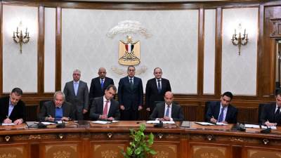 رئيس الوزراء يشهد توقيع 5 اتفاقيات إطارية للشراكة بين "اقتصادية قناة السويس"