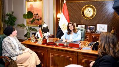 وزيرة الهجرة تبحث المشاركة في النسخة الثانية من ملتقى "تمكين المرأة بالفن"