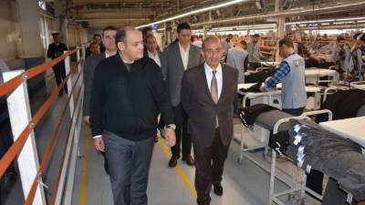وزير التجارة والصناعة يقوم بجولة تفقدية بالمنطقة الصناعية بالعبور