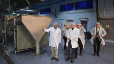 وزير التجارة يختتم جولته التفقدية بزيارة مصانع لانتاج البن والأجبان والخضروات المجمدة