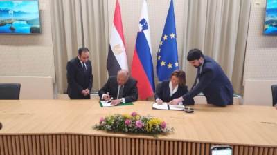 وزير الخارجية يعقد مباحثات مع نظيرته السلوفينية