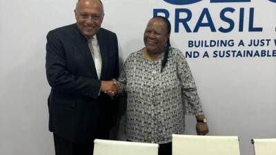 وزير الخارجية يلتقي مع نظيره بجنوب افريقيا على هامش اجتماع مجموعة العشرين