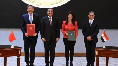 رئيس الوزراء يشهد توقيع شهادة التسليم والتسلُم الخاصة بمشروع مركز تجميع الأقمار الصناعية