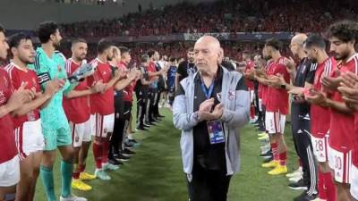 الأهلى يقيم ممرا شرفيا للاعبى الزمالك بعد خسارة كأس مصر