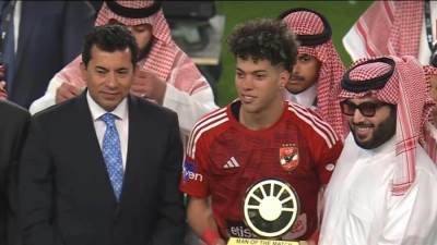 وزير الرياضة يُسلم كأس مصر إلي النادي الأهلي بعد فوزه علي الزمالك