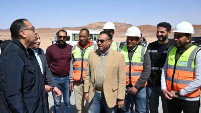 رئيس الوزراء يجرى حوارا مع العاملين بمشروع تطوير وتوسعة مطار سانت كاترين