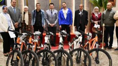 وزير الرياضة يسلم دراجات الفائزين بمسابقة "30 عجلة × 30 يوم"