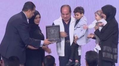 الرئيس السيسي يكرم عددا من أسر وأبناء الشهداء فى احتفالية عيد الفطر المبارك