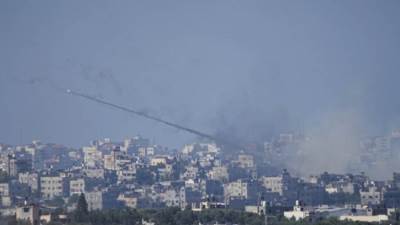 إعلام إسرائيلى: إطلاق 30 صاروخا من غزة تجاه غلاف القطاع واندلاع حريق