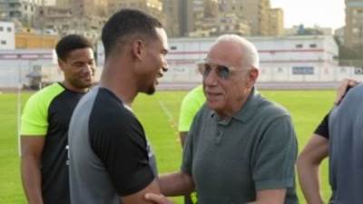 حسين لبيب يجتمع بلاعبى الزمالك قبل التدريب الختامي لمباراة القمة